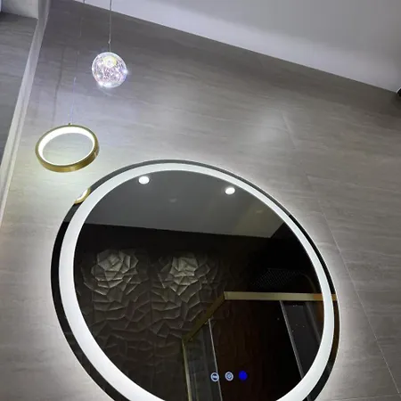 With Garden Near And Tram דירה *