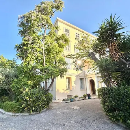 דירה With Garden Near And Tram
